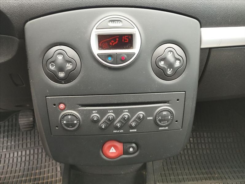 Renault Clio 1,2 55KW Garážované, Servisova - fotka 16 z 17