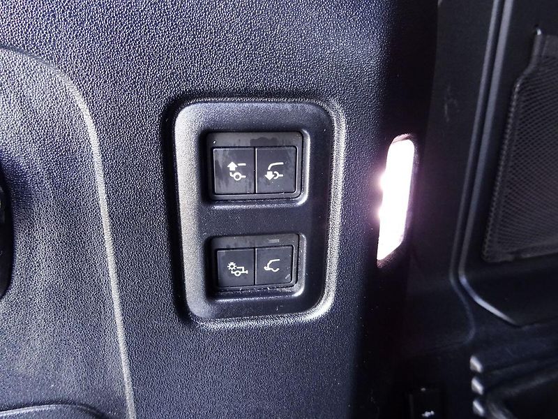 Land Rover Defender 110 D300 221kW Black Packet ČR - fotka 28 z 33