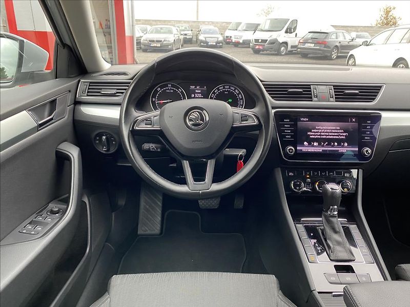 Škoda Superb 2,0 TDi  EXECUTIVE / DSG / NAV - fotka 24 z 37