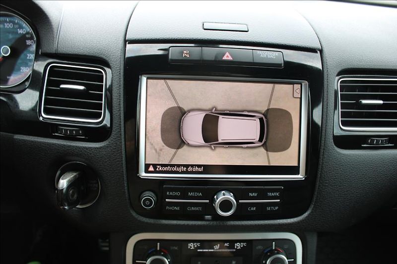 Volkswagen Touareg 3,0 TDi  4 x 4, AUTOMAT, DPH - fotka 31 z 40