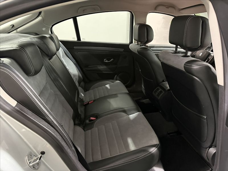 Renault Laguna 2,0   DCi GT 4CONTROL BI-XEN - fotka 25 z 42