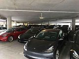 Parkoviště odložených elektromobilů Tesla.