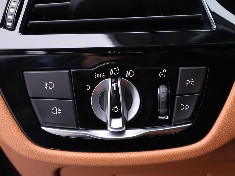 BMW Řada 5 2,0 520da 120kW Sport - fotka 19 z 38