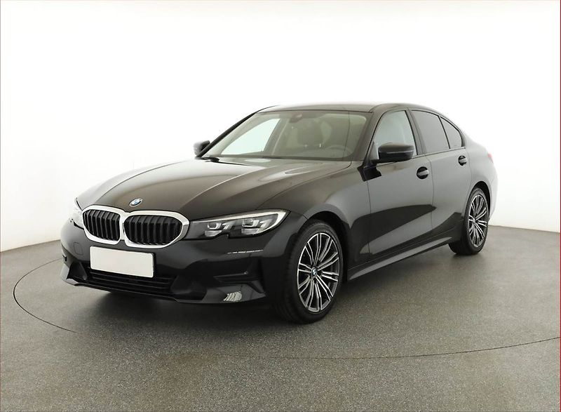 BMW Řada 3 (2021) 318 d - fotka 2 z 17