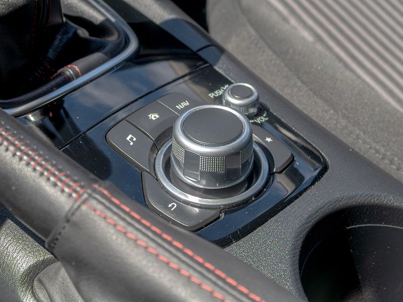 Mazda 3 (2015) ČR 2.2D 110KW – PLNÁ SERVISKA! - fotka 32 z 54