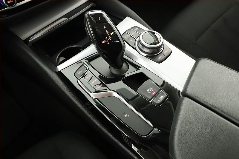 BMW Řada 5 (2017) 520d xDrive, 4X4, Automat - fotka 11 z 19