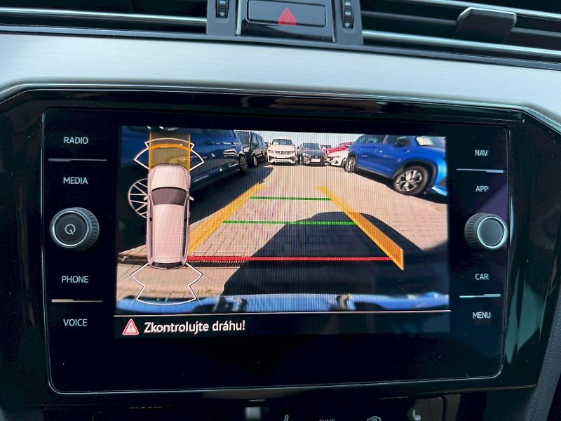 Volkswagen Passat (2021) 2.0 TDI 110kW R-LINE - fotka 18 z 35