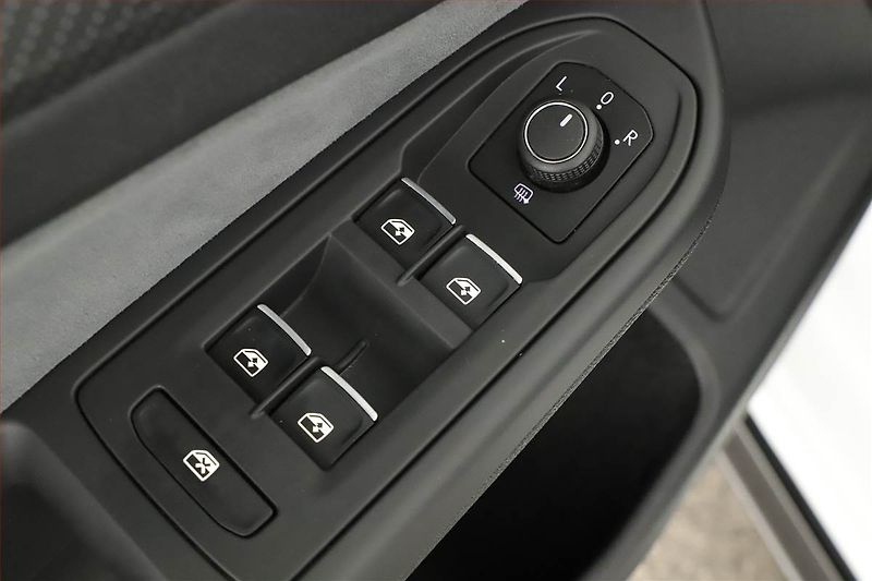 Volkswagen Golf (2022) R-Line 1.5 TSI - fotka 9 z 20