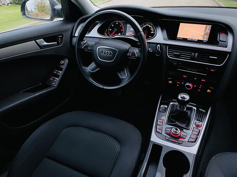 Audi A4 2.0TDI MANUÁL SENZORY NAVI - fotka 24 z 44