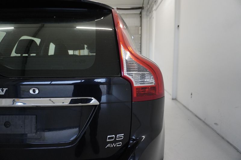 Volvo XC60 2,4 D5 AWD AUTOMAT - fotka 9 z 38