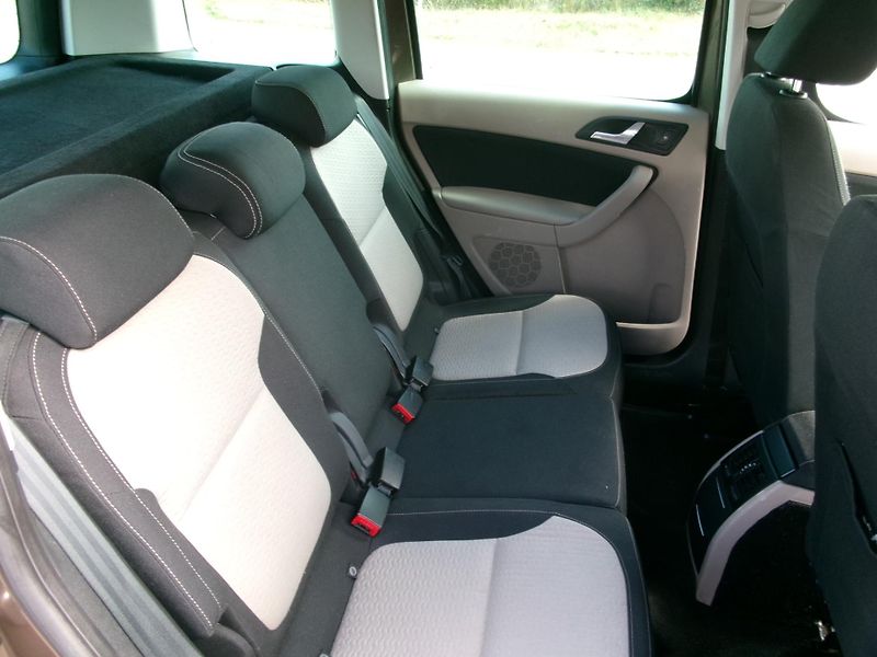 Škoda Yeti (2010) 2,0TDI 4x4 AC BT TEMP VÝHŘEV - fotka 13 z 29