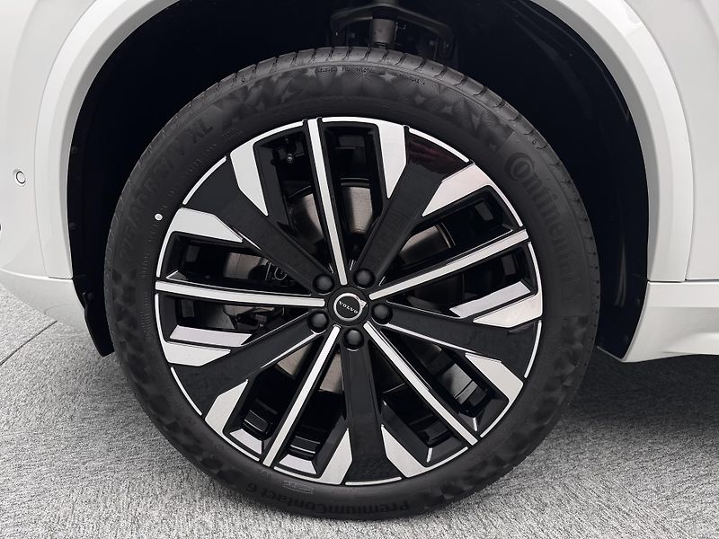 Volvo XC90 (2026) T8 AWD RECHARGE ULTRA DARK 7m - fotka 20 z 28