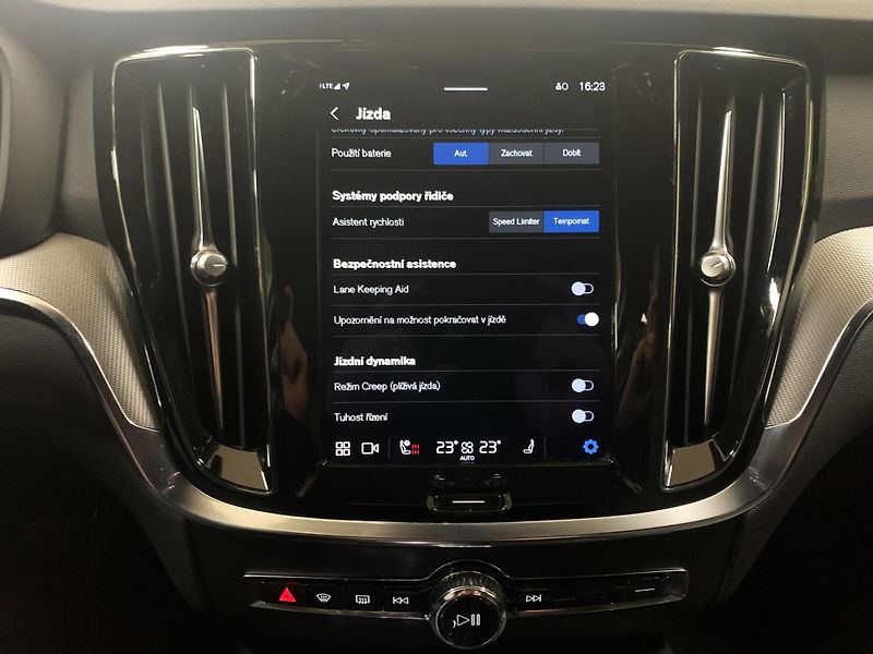 Volvo V60 RECHARGE T6, AWD PLUS DARK ČR - fotka 23 z 42