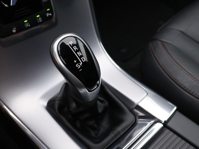 Volvo XC60 2,0 D4 140kW Aut. Summum - fotka 25 z 33