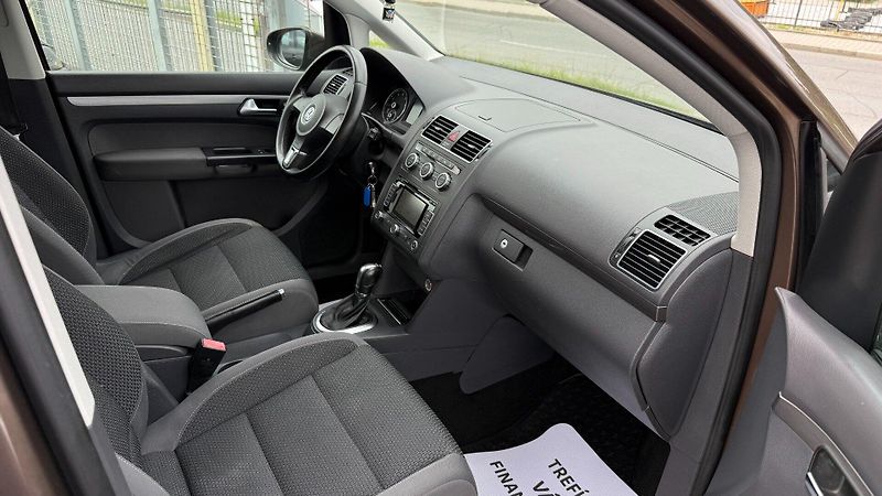 Volkswagen Touran (2012) 1.4TSi 103kW *DSG*Navi*Tažné* - fotka 17 z 23