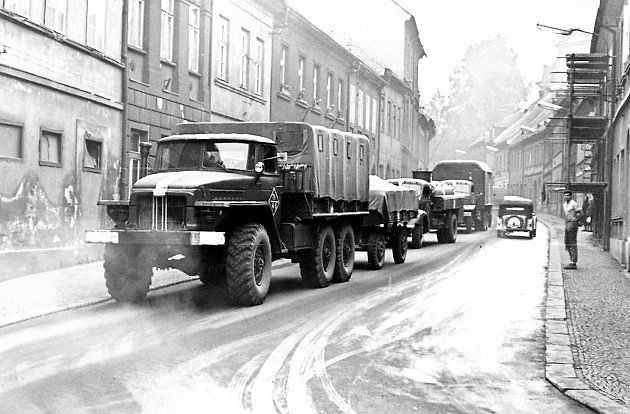 Kolona vojenských náklaďáků v ulicích České Lípy 21. srpna 1968., zdroj: Se svolením Jaroslava Topinky
