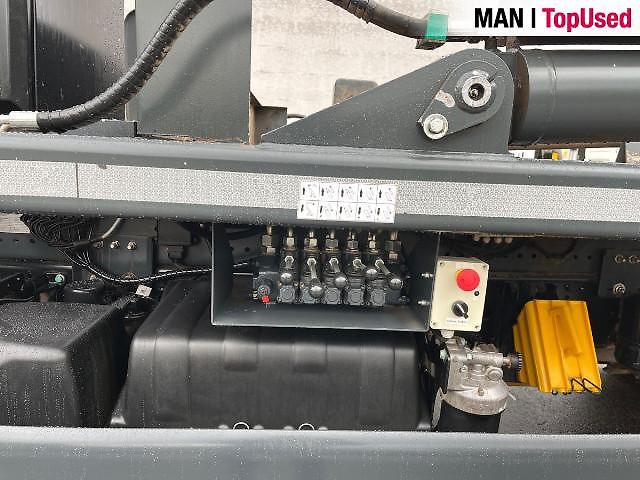 MAN TGS 18.330 4x2 BL CH - fotka 11 z 17