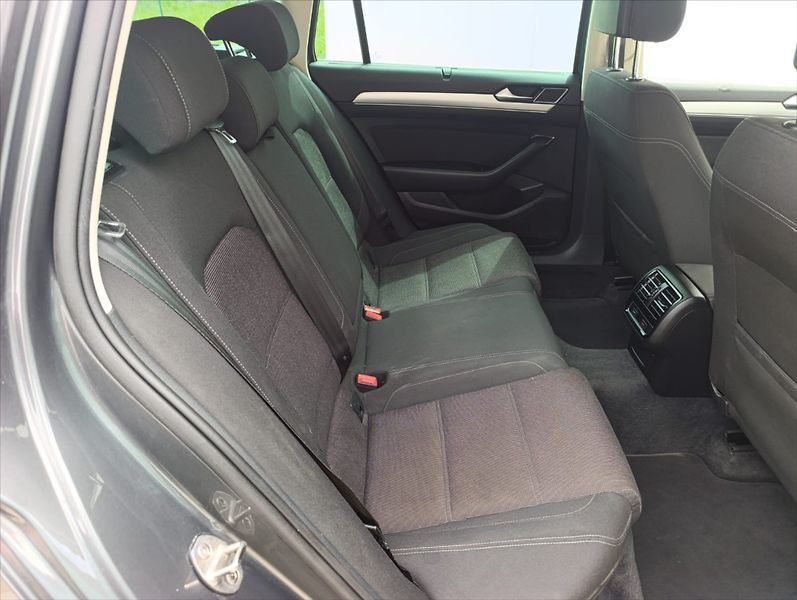 Volkswagen Passat 1,6 TDi Aut.klima Navi Kamera - fotka 24 z 34