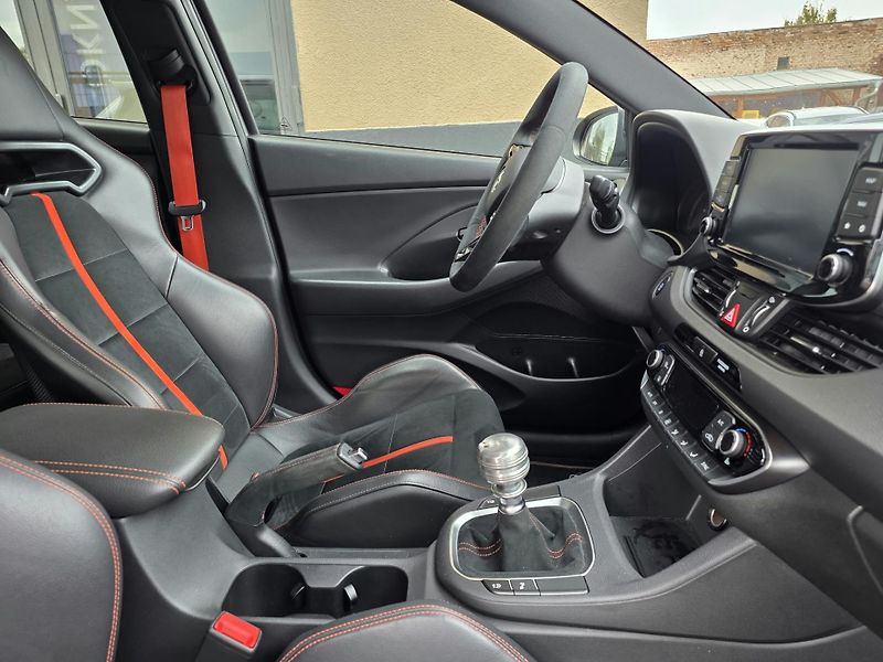 Hyundai i30 2.0-LIMITOVANÁ EDICE-DPH-1.MAJ - fotka 14 z 28