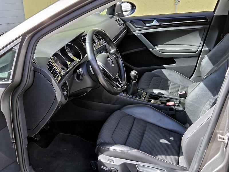Volkswagen Golf 1,4TSi Highline 92kW, SERV.KN - fotka 25 z 43