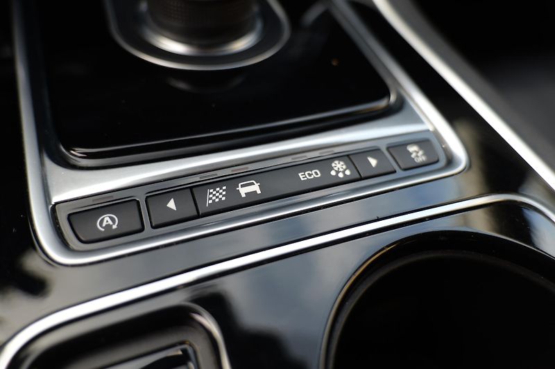 Jaguar XE 20t Prestige Meridian Kůže - fotka 34 z 35