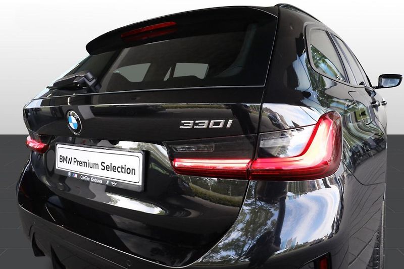 BMW Řada 3 330i xDrive Touring - fotka 16 z 21