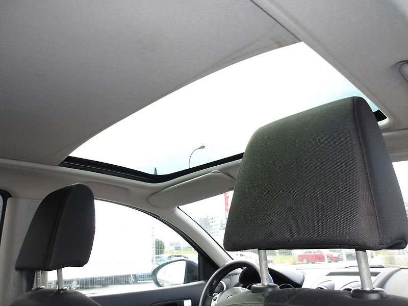 Nissan Qashqai (2009) 2,0i 104kW AUTOMAT !! - fotka 17 z 25