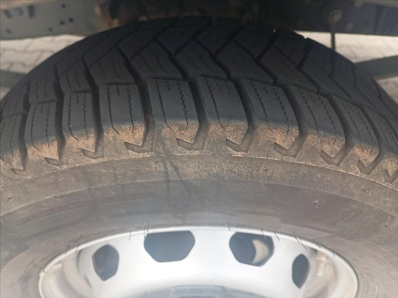 Iveco Daily 2,3   35S16A8D 7 míst - fotka 18 z 22