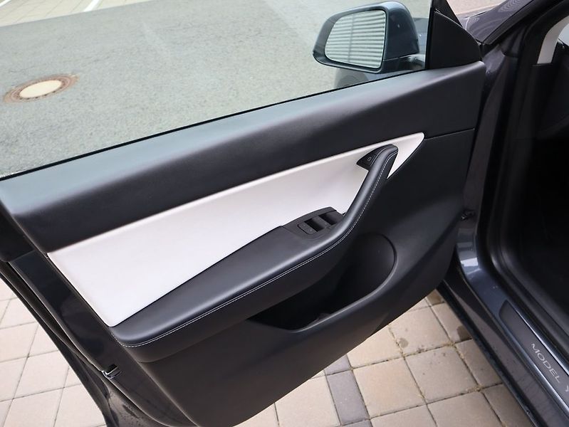 Tesla Model Y (2022) - fotka 12 z 45