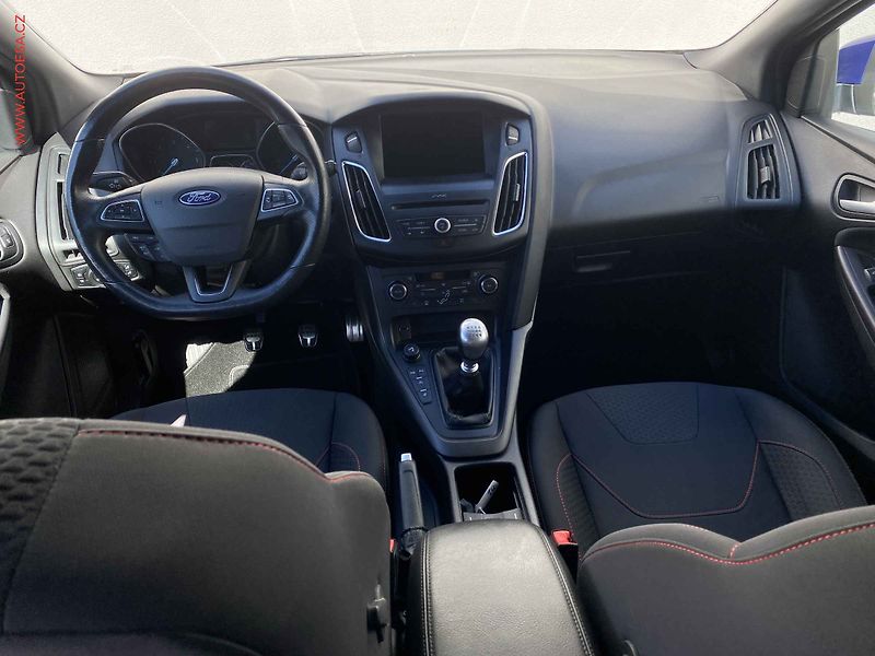 Ford Focus (2018) 2.0 TDCi, ST-Line, navi, TZ - fotka 9 z 17