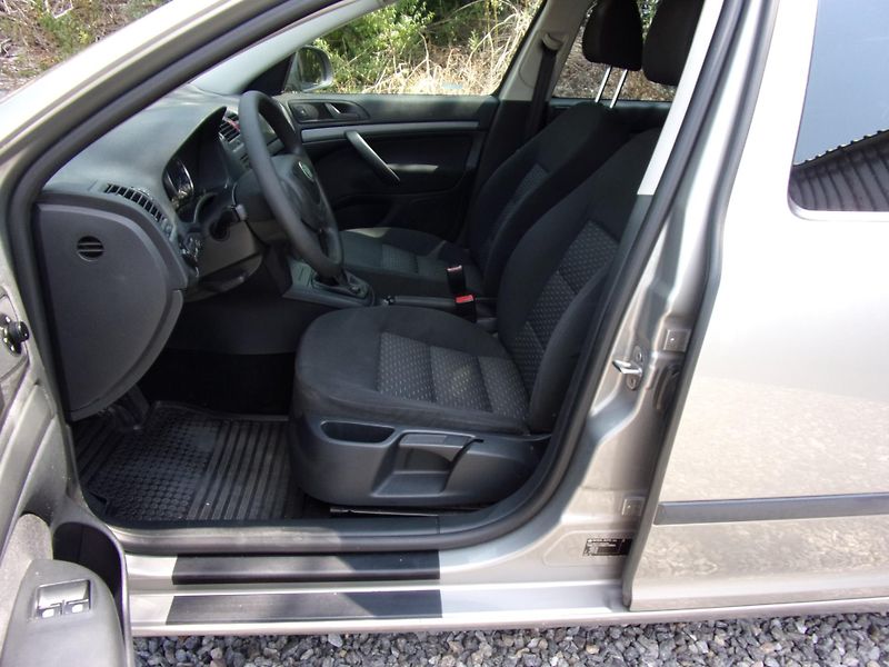 Škoda Octavia (2011) 1.6 MPi 75kW BSE KLIMA TOP KM - fotka 9 z 21