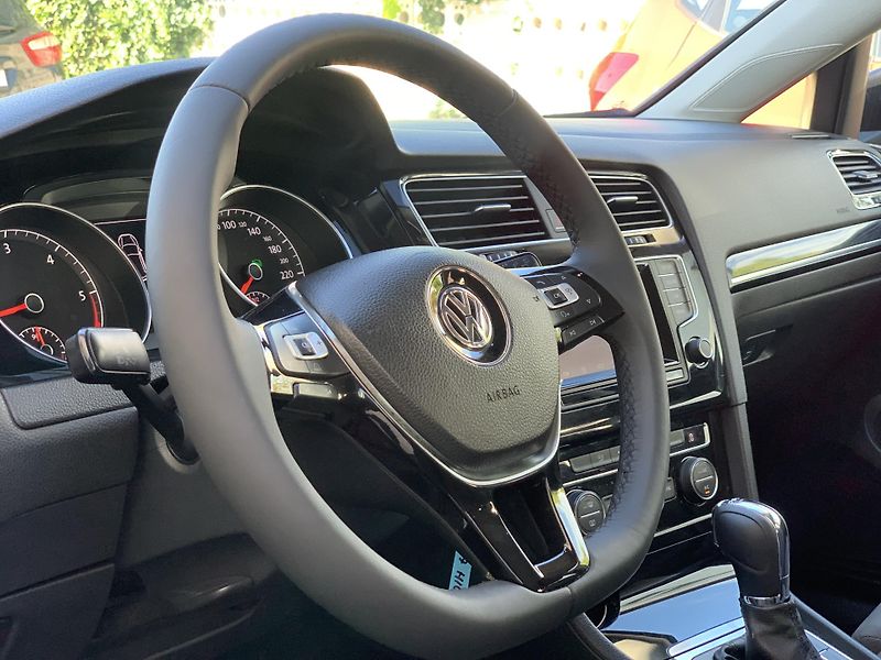 Volkswagen Golf Highline 1.6TDi 77kw DSG ALU - fotka 15 z 48