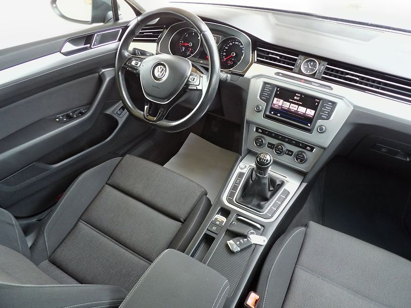 Volkswagen Passat 2.0TDI Comfort Adaptiv Navi - fotka 22 z 33