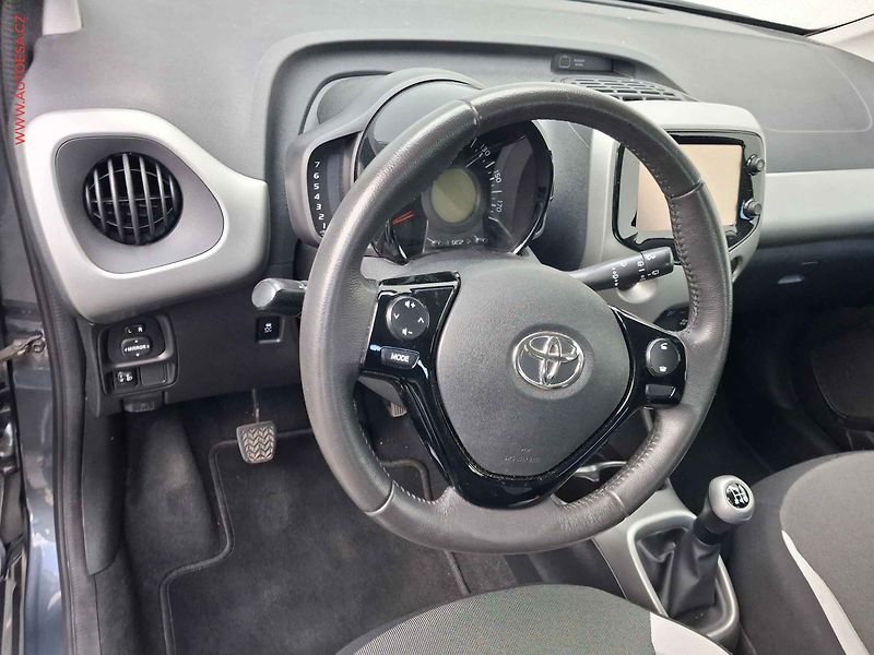 Toyota Aygo (2015) 1.0i, AC, tempo - fotka 12 z 16