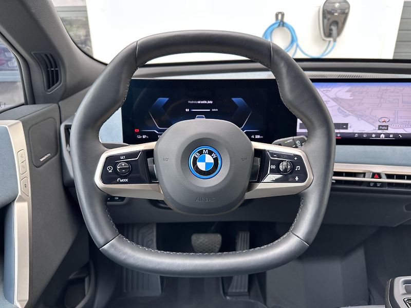 BMW iX xDrive40 Sport Paket - fotka 10 z 33