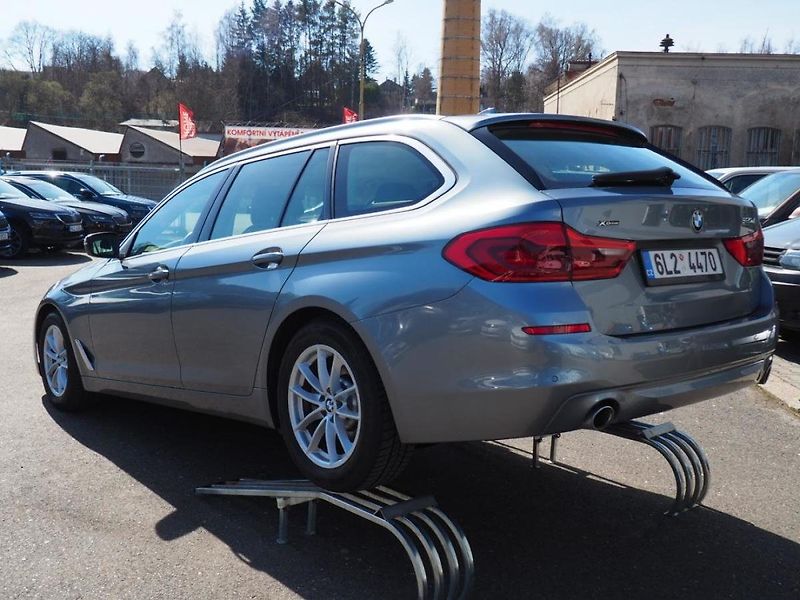 BMW Řada 5 (2018) 520d xDrive, HeadUp, Key - fotka 2 z 41