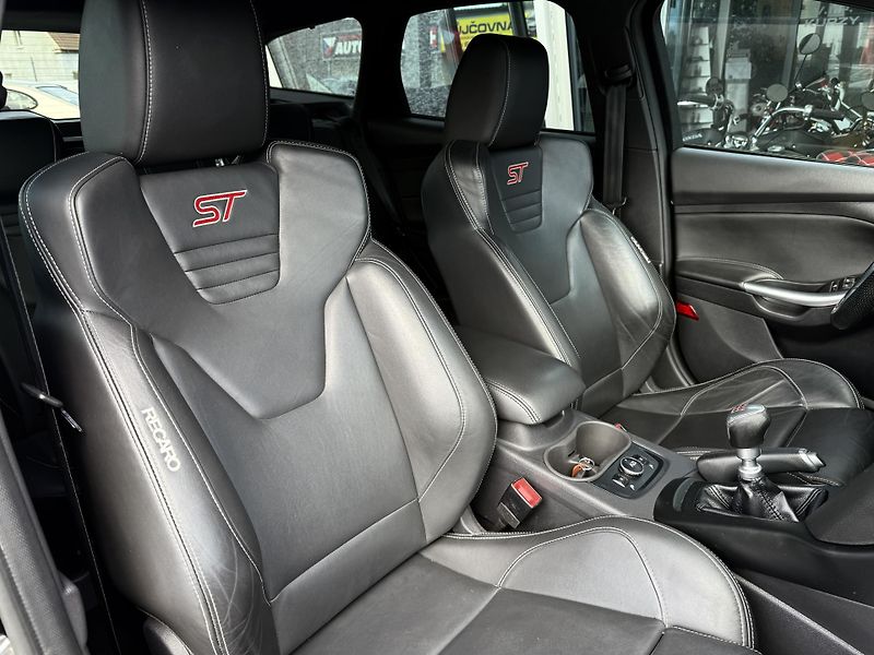 Ford Focus 2,0i 184kW EcoB SCTI ST - fotka 26 z 45