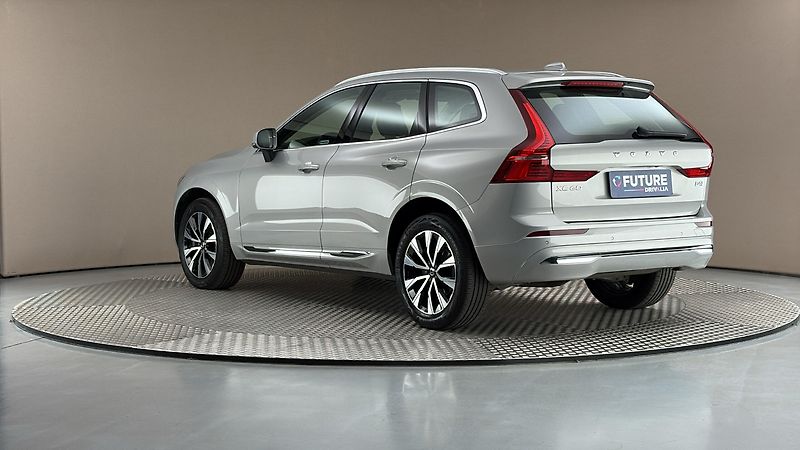 Volvo XC60 2.0 B4 AUT AWD Plus Dark - fotka 2 z 31
