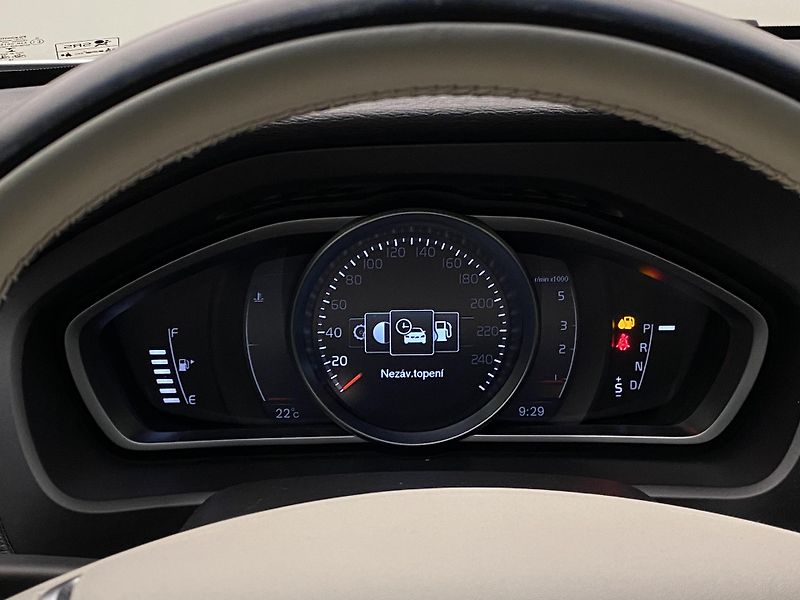 Volvo V40 CC D3 MOMENTUM AUT  - fotka 32 z 43