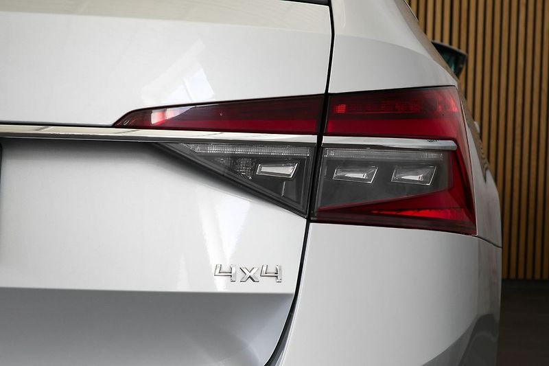 Škoda Superb 2.0TDI 147kW 4x4 DSG L&K Tažné - fotka 9 z 44