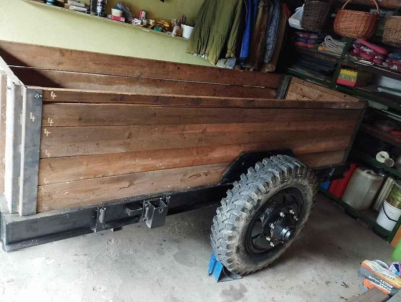 Traktor s vlečkou.