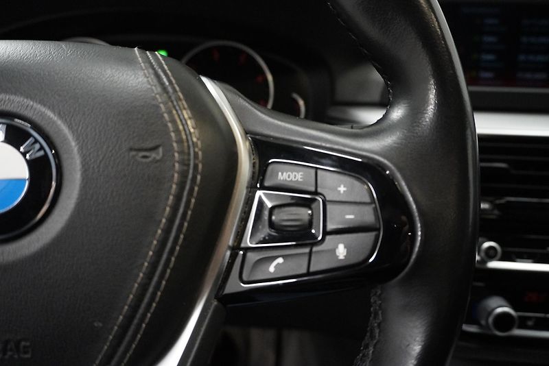 BMW Řada 5 (2018) 520D TOURING STEPTRONIC - fotka 18 z 27