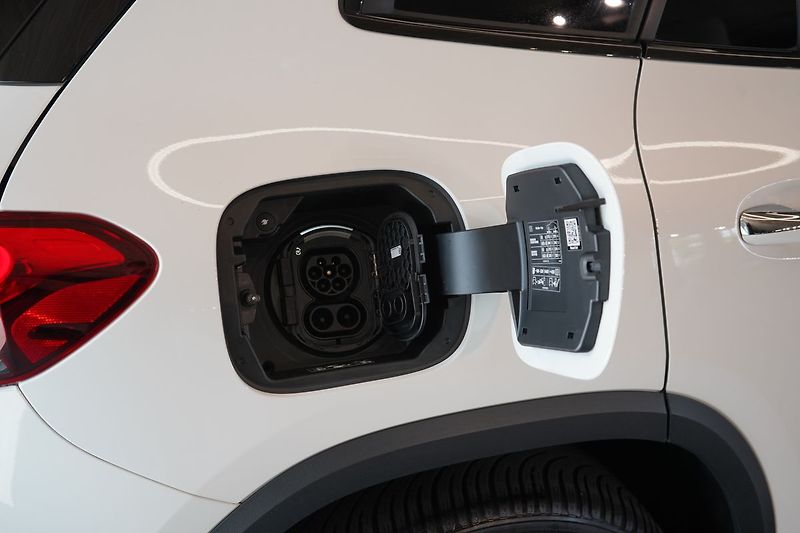 Mercedes-Benz EQA 250, AMG Line, Tažné,  KEYLESS - fotka 8 z 46
