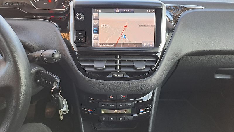 Peugeot 208 1.2 PureTech NAVI - fotka 25 z 27