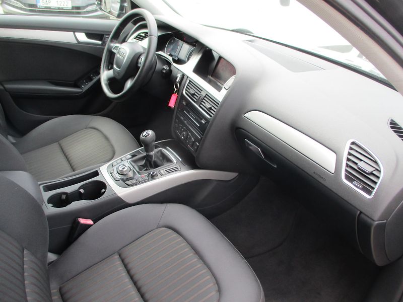 Audi A4 (2009) combi 2,0 TDi servis doložen - fotka 7 z 11