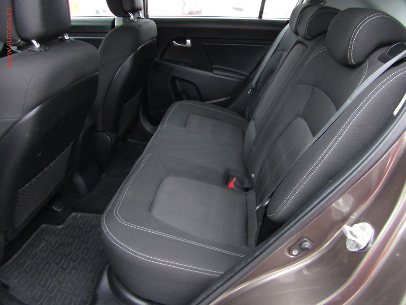 Kia Sportage (2010) 2.0 CRDi 4x4, ČR, AC, park - fotka 10 z 14