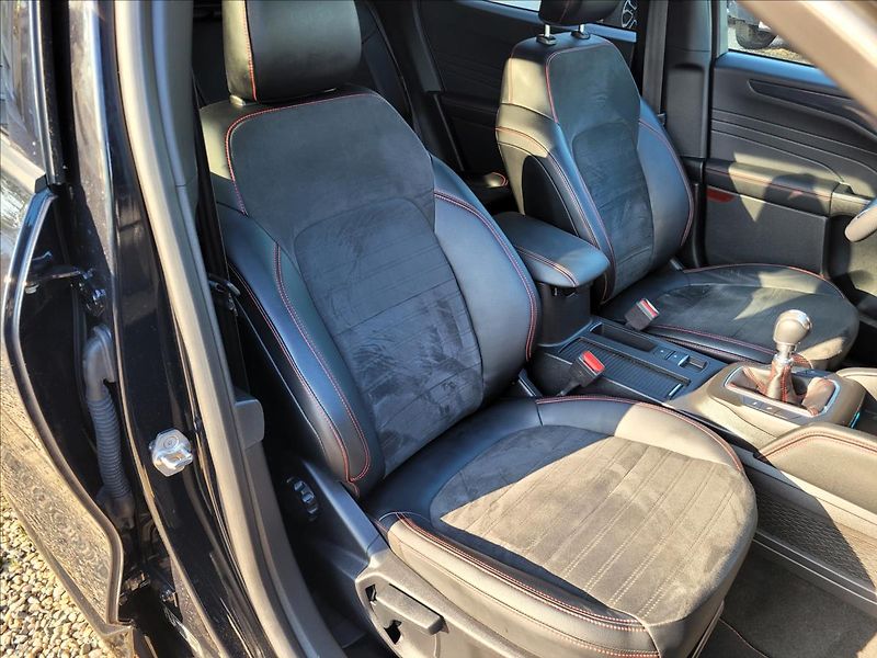 Ford Kuga 2,0 D,ST-line,led,kůže - fotka 11 z 50