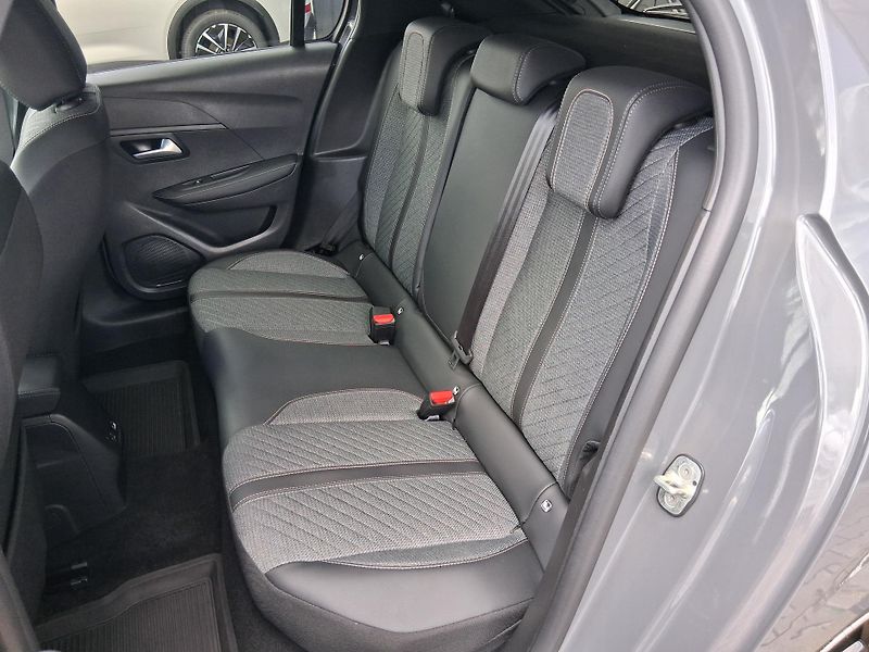 Peugeot 208 ALLURE 1.2 Hyb. 81 kW   - fotka 5 z 28