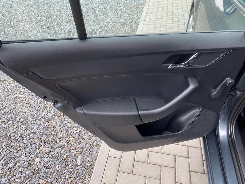 Škoda Rapid 1.2 TSI 81kW -KLIMA -ALU - PDC - fotka 22 z 35