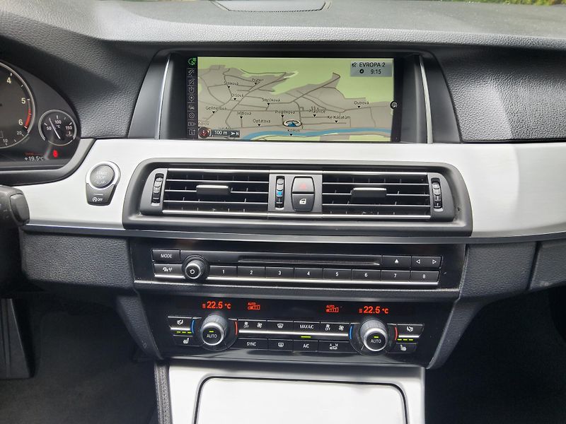 BMW Řada 5 (2016) 520d xDr.  ČR navi nez. topení - fotka 16 z 24